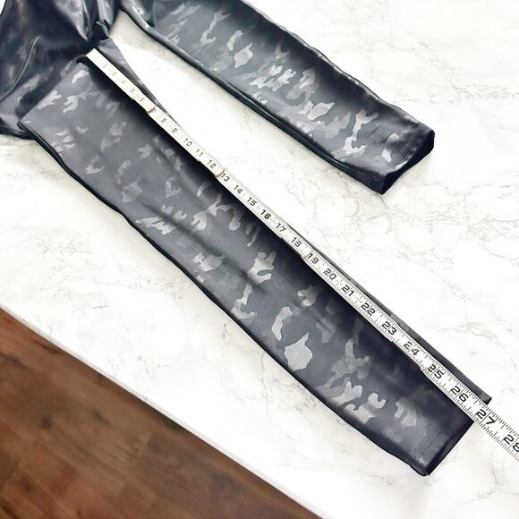 Spanx Matte Black Camo Faux Leather Leggings Women’s Size Medium power waistband - Picture 12 of 12